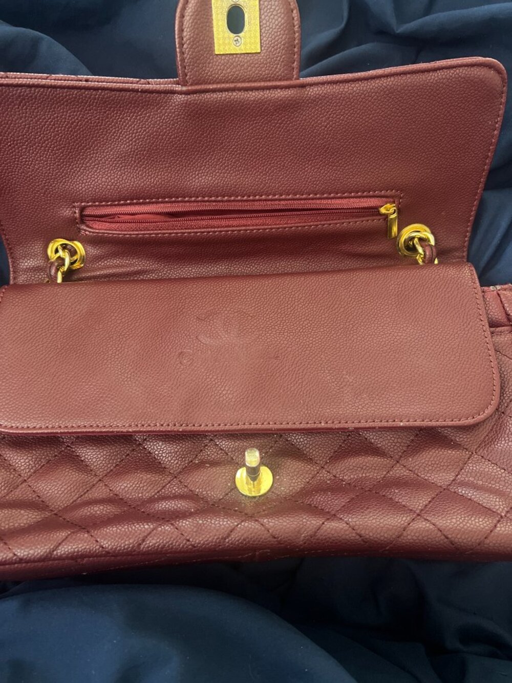 Vintage Chanel large burgundy handbag (some wear and tear) - Picture 2 of 3